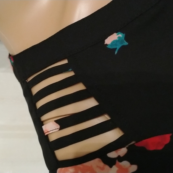 - 🌸Beautiful Candies floral top with shoulder slits size M NWOT🌺 - Picture 3 of 8